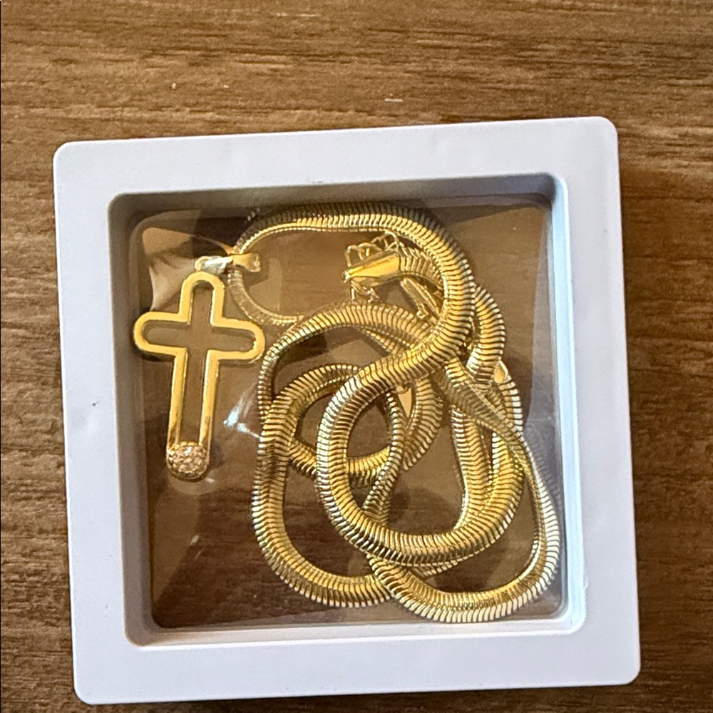 Non tarnish gold plated Cross Pendant Necklace - Picture 5 of 5